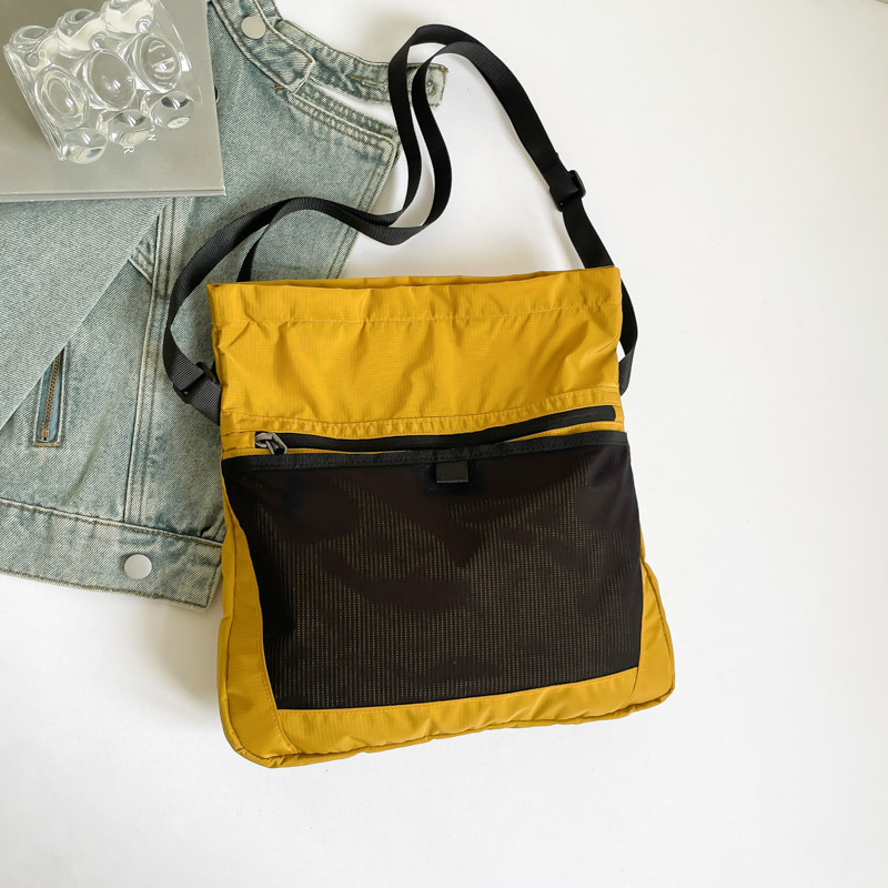 Geantă crossbody din pânză, casual funcțională, design minimalist, pentru naveta zilnică, primăvara 2026