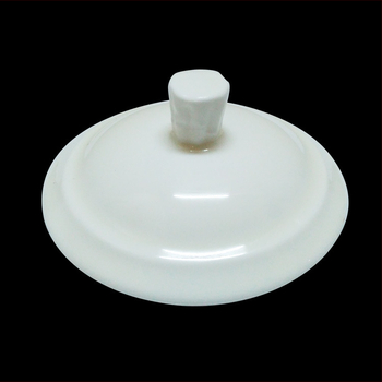 Cană albă de porțelan cu capac ceramic și logo imprimat