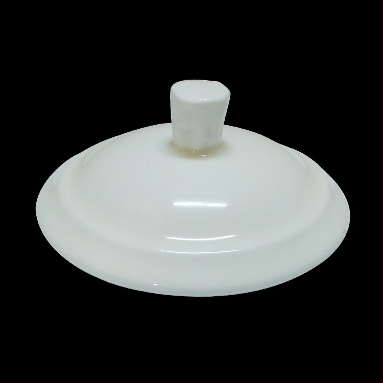 Cană albă de porțelan cu capac ceramic și logo imprimat