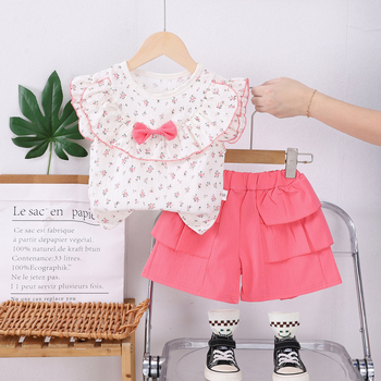 Set de două piese pentru fete, vară 2025, top cu mâneci scurte și pantaloni scurți, imprimeu floral allover cu fundă și guler mare.