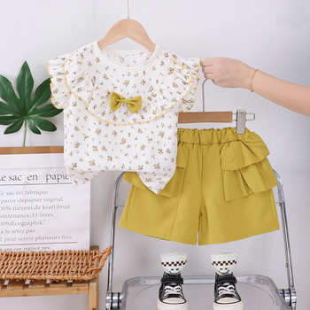 Set de două piese pentru fete, vară 2025, top cu mâneci scurte și pantaloni scurți, imprimeu floral allover cu fundă și guler mare.
