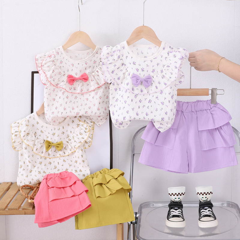 Set de două piese pentru fete, vară 2025, top cu mâneci scurte și pantaloni scurți, imprimeu floral allover cu fundă și guler mare.