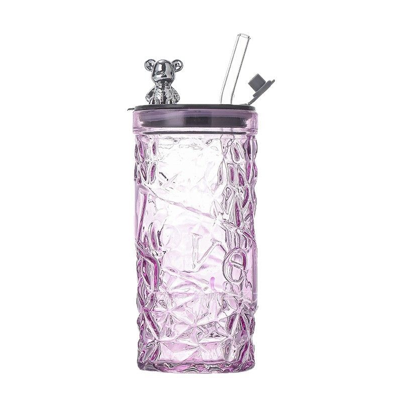 Pahar din sticlă cu textură ciocănată și pai, cu design ursuleț, transparent și rezistent la temperaturi înalte.