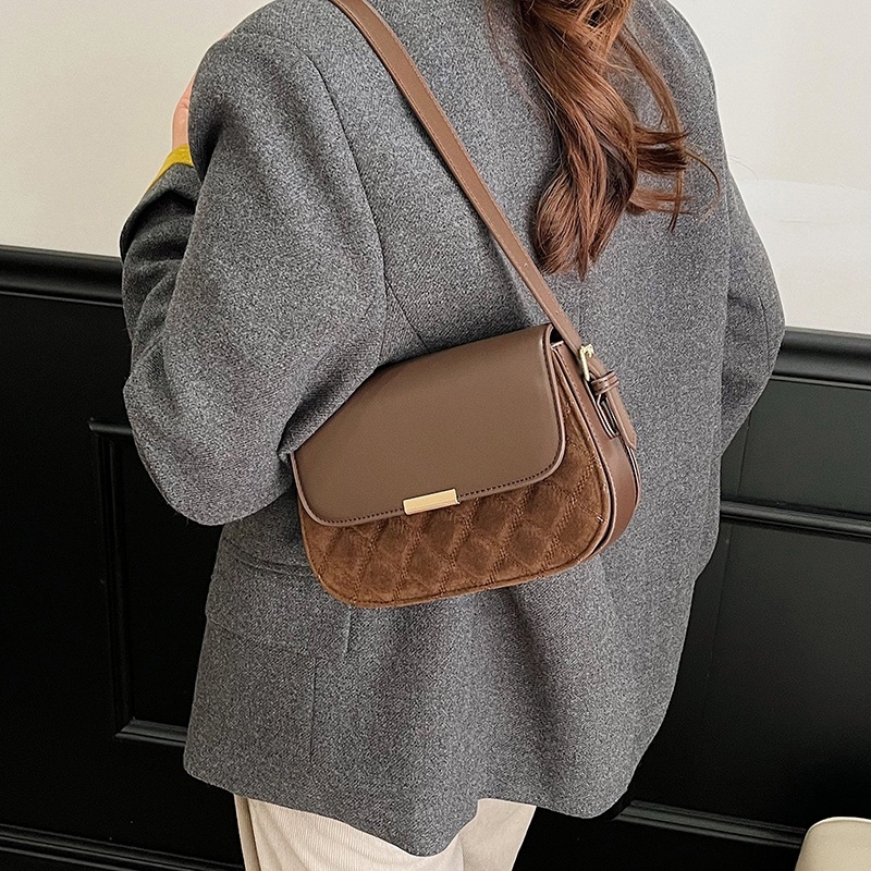 Geantă de damă pentru toamnă-iarnă, crossbody, cu quilting brodat, stil retro saddle, maro