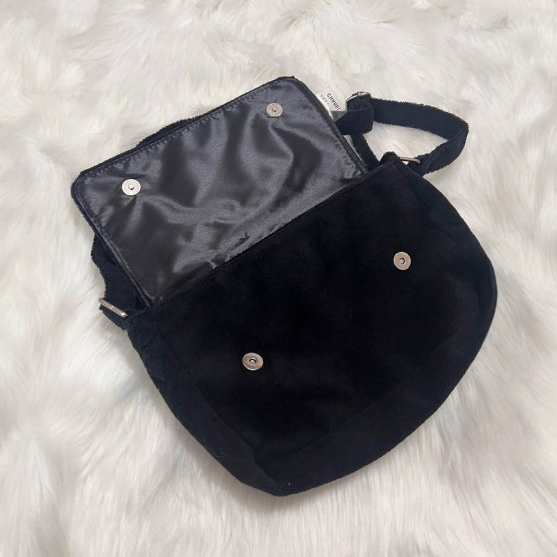 Geantă crossbody din velur, curea de umăr din lanț și clapă, culoare uni