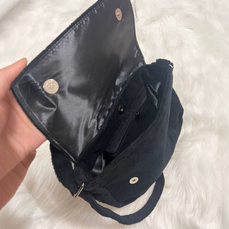 Geantă crossbody din velur, curea de umăr din lanț și clapă, culoare uni