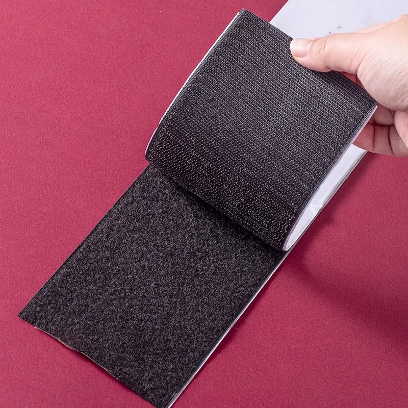 Husa de canapea cu Velcro pentru fixarea pernelor, material nylon-poliester 50/50, spate aderent puternic și închidere cu cârlig și buclă pentru anti-derapare la spate.