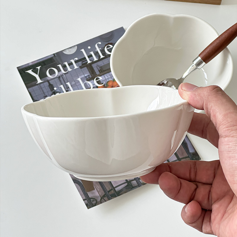 Vas desert cu petale, ceramică albă minimalistă, pentru mic dejun, terci și ceai.