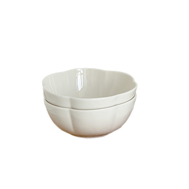 Vas desert cu petale, ceramică albă minimalistă, pentru mic dejun, terci și ceai.