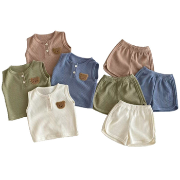 Set de vară pentru copii, două piese: tricou fără mânece cu textură fagure și pantaloni scurți cu imprimeu ursuleț