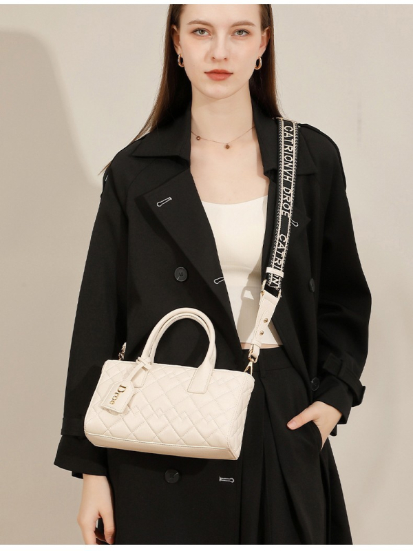 Geantă Boston XL din piele de vițel, în formă de gălușă, quiltată, curea lanț crossbody, pentru călătorii casual 2025