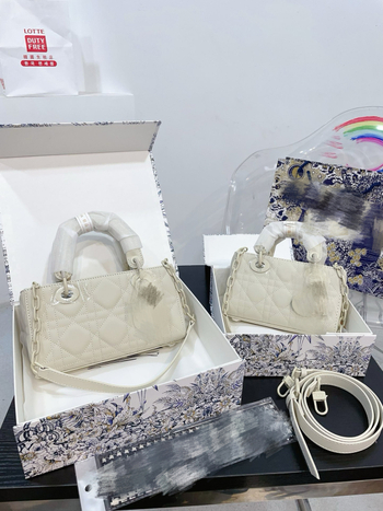 Geantă mică crossbody din piele nubuc cu charm clopot, închidere cu clapet, buzunar pentru ID, curele duble, inspirată de stilul Lady Dior