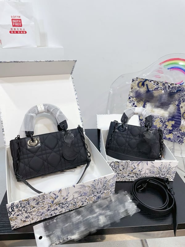 Geantă mică crossbody din piele nubuc cu charm clopot, închidere cu clapet, buzunar pentru ID, curele duble, inspirată de stilul Lady Dior