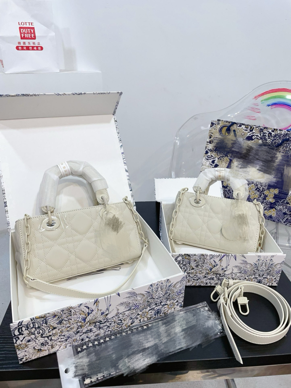 Geantă mică crossbody din piele nubuc cu charm clopot, închidere cu clapet, buzunar pentru ID, curele duble, inspirată de stilul Lady Dior