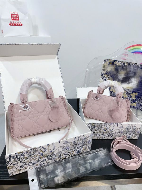 Geantă mică crossbody din piele nubuc cu charm clopot, închidere cu clapet, buzunar pentru ID, curele duble, inspirată de stilul Lady Dior