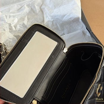Geantă mini box din piele pentru femei, model quilt diamantat, etichetă Gold Label, pentru umăr sau crossbody.