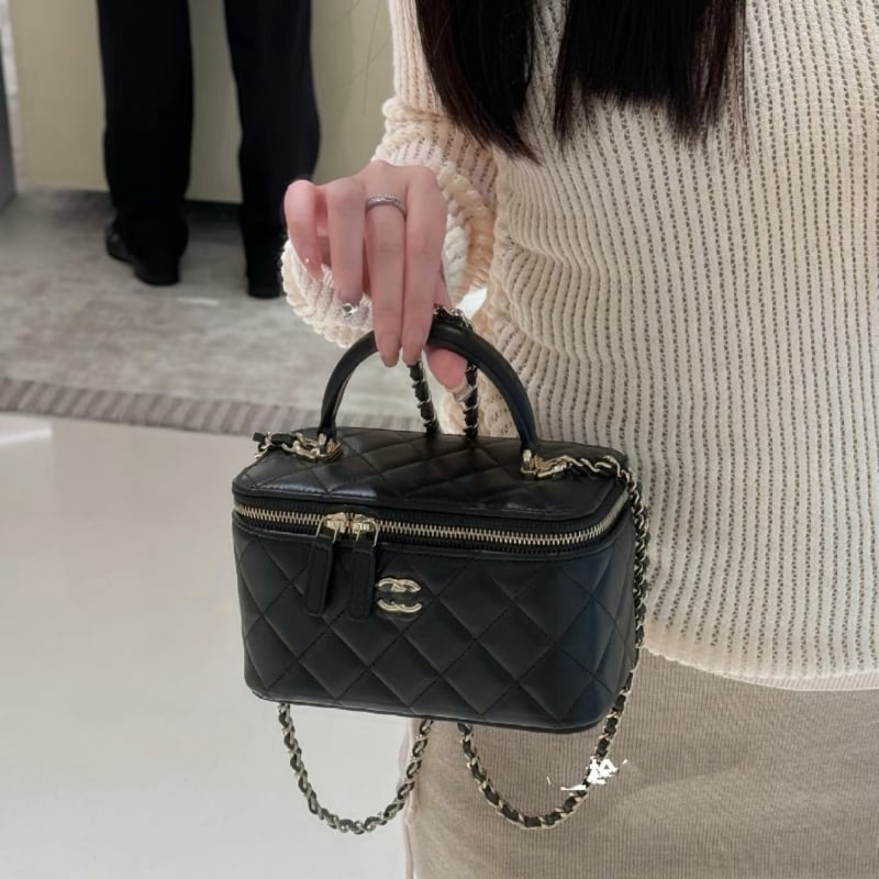 Geantă mini box din piele pentru femei, model quilt diamantat, etichetă Gold Label, pentru umăr sau crossbody.
