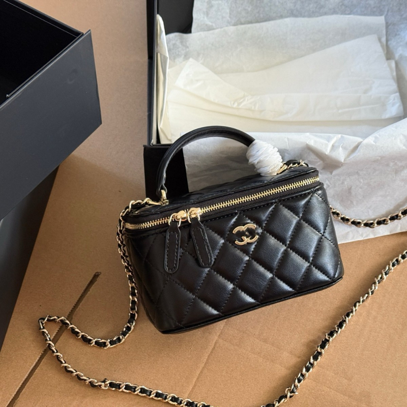 Geantă mini box din piele pentru femei, model quilt diamantat, etichetă Gold Label, pentru umăr sau crossbody.