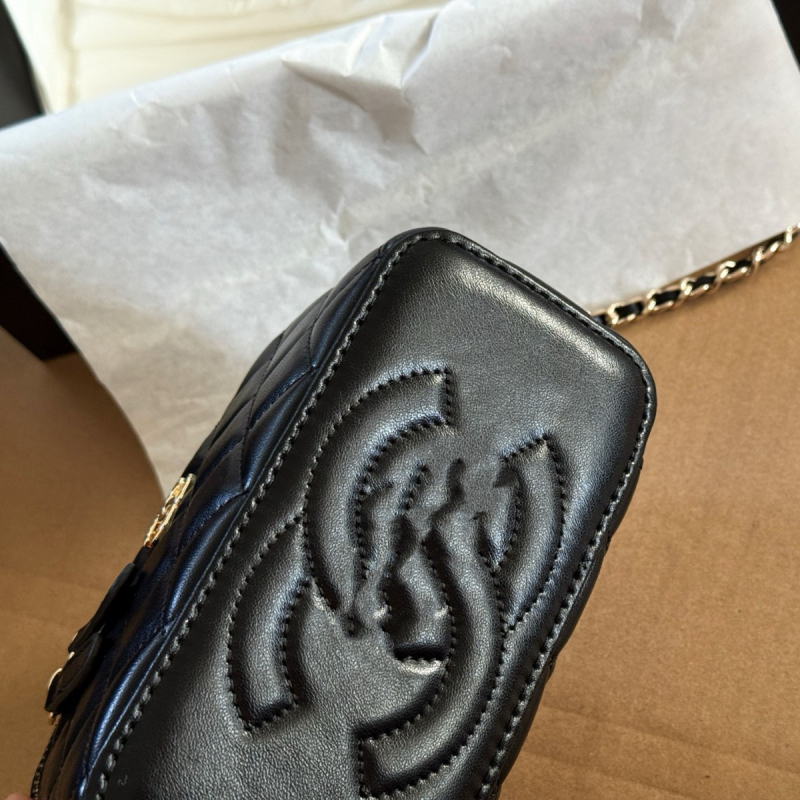 Geantă mini box din piele pentru femei, model quilt diamantat, etichetă Gold Label, pentru umăr sau crossbody.