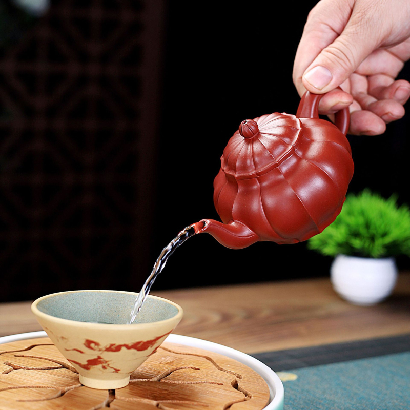 Ceainic din lut mov, lucrat manual, cu husă brocard, set Da Hong Pao Gongfu, capac cu nervuri