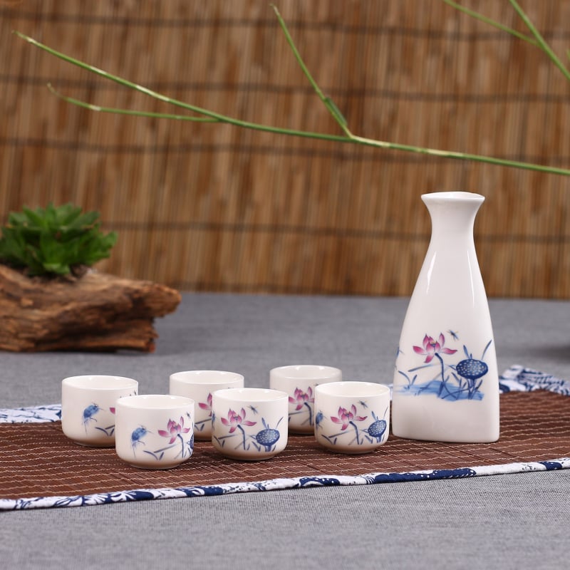 Set de vin din porțelan în stil antic, 7 piese, cu un recipient ceramic triunghiular și șase pahare, în cutie cadou