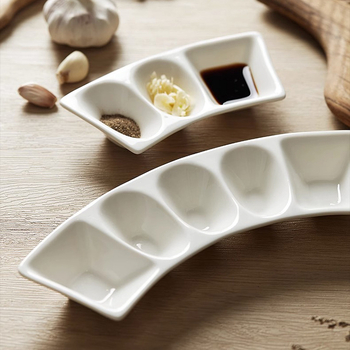 Farfurie de sos din ceramică, în formă de evantai, albă, cu logo imprimat și finisaj glazurat