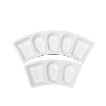 Farfurie de sos din ceramică, în formă de evantai, albă, cu logo imprimat și finisaj glazurat