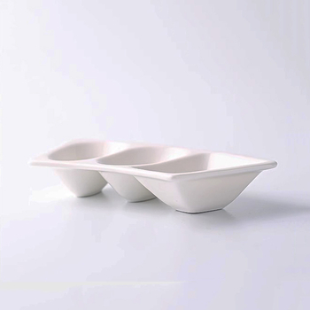 Farfurie de sos din ceramică, în formă de evantai, albă, cu logo imprimat și finisaj glazurat