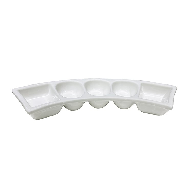 Farfurie de sos din ceramică, în formă de evantai, albă, cu logo imprimat și finisaj glazurat