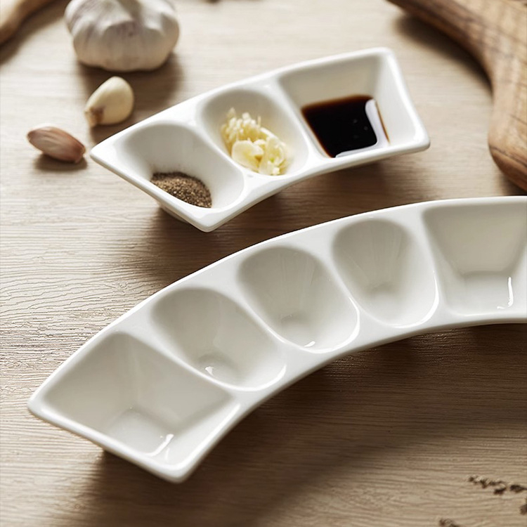Farfurie de sos din ceramică, în formă de evantai, albă, cu logo imprimat și finisaj glazurat