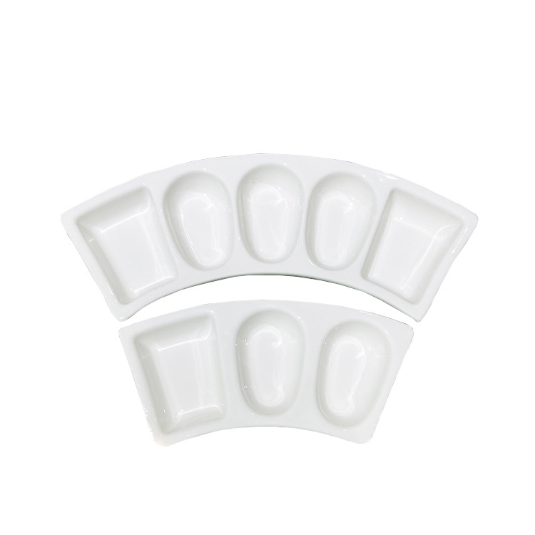 Farfurie de sos din ceramică, în formă de evantai, albă, cu logo imprimat și finisaj glazurat