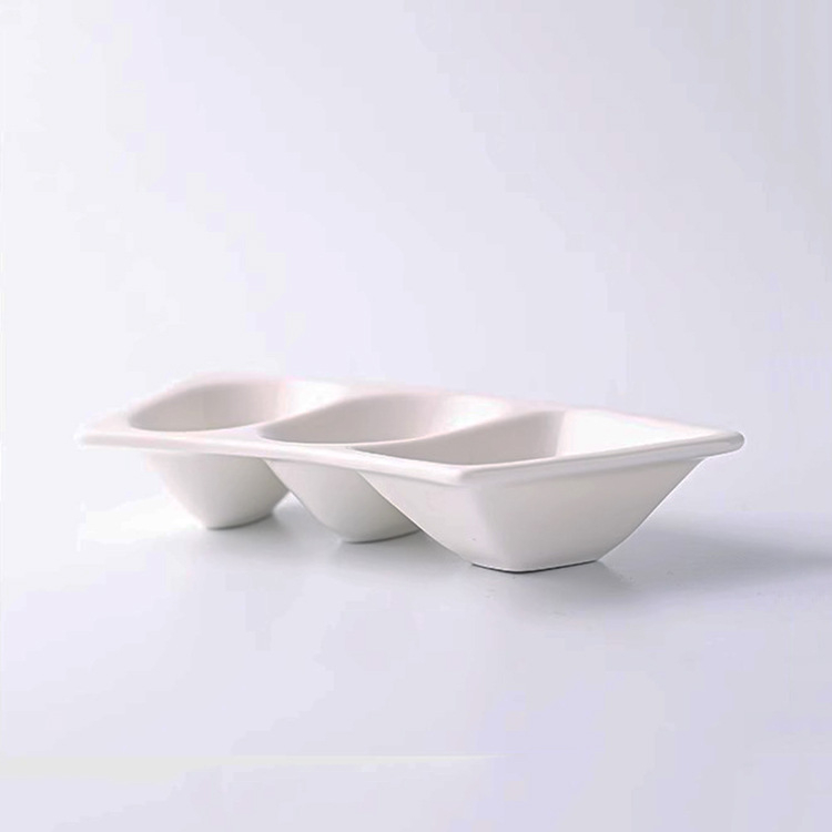 Farfurie de sos din ceramică, în formă de evantai, albă, cu logo imprimat și finisaj glazurat