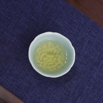 Ceașcă Gongfu din porțelan celadon cu relief de bujor