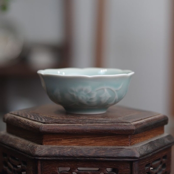 Ceașcă Gongfu din porțelan celadon cu relief de bujor