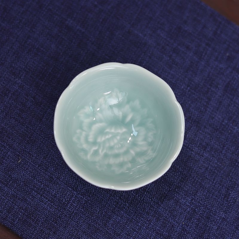 Ceașcă Gongfu din porțelan celadon cu relief de bujor