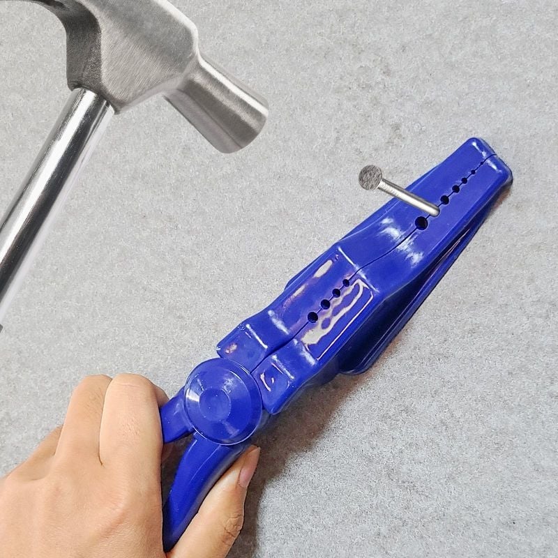 Clește de montaj pentru cui cu protecție antișoc și protecție a mâinii