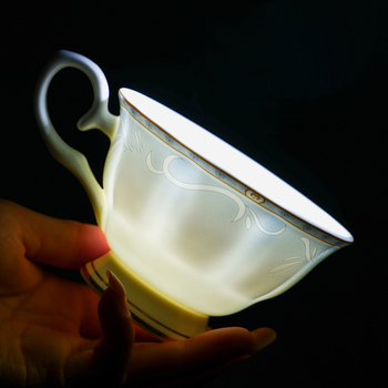 Set de cești de cafea și farfurioare din porțelan cu os, relief și gradient, stil britanic vintage pentru ceaiul de după-amiază, cutie cadou