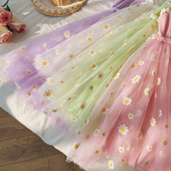 Rochie pentru fete din plasă florală cu margarete, bretele subțiri, stil prințesă pentru plajă, vară 2026