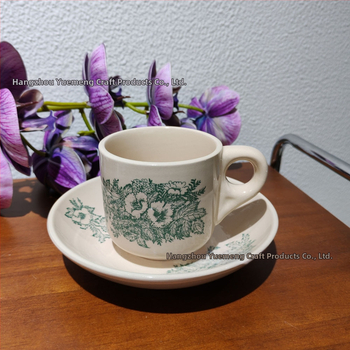 Ceasă de cafea din ceramică cu farfurioară, motiv floral vintage, culoare subglazură
