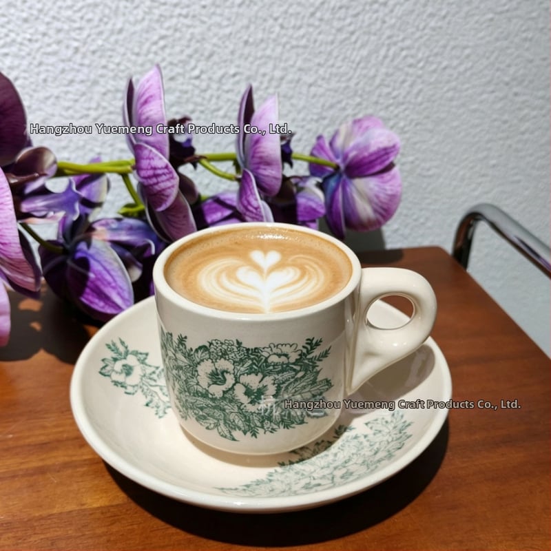 Ceasă de cafea din ceramică cu farfurioară, motiv floral vintage, culoare subglazură