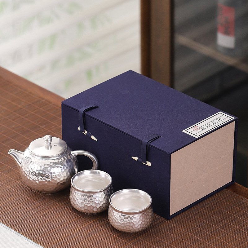 Ceainic ceramic cu acoperire argintie și textură ciocănită manual, set de ceai din porțelan cu cești într-o cutie cadou