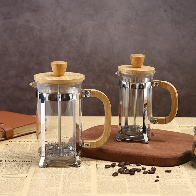 Presa franceză pentru cafea cu sticlă borosilicat, cadru din metal și capac din bambus