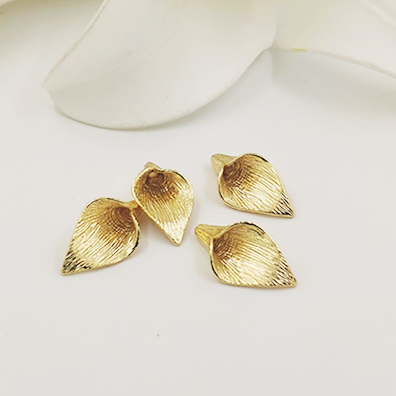 Pandantiv Calla Lily mic, cupru placat cu aur 24K, componentă de bijuterii lucrată manual