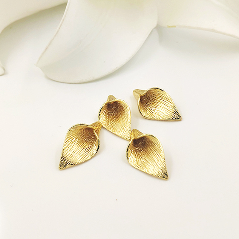 Pandantiv Calla Lily mic, cupru placat cu aur 24K, componentă de bijuterii lucrată manual