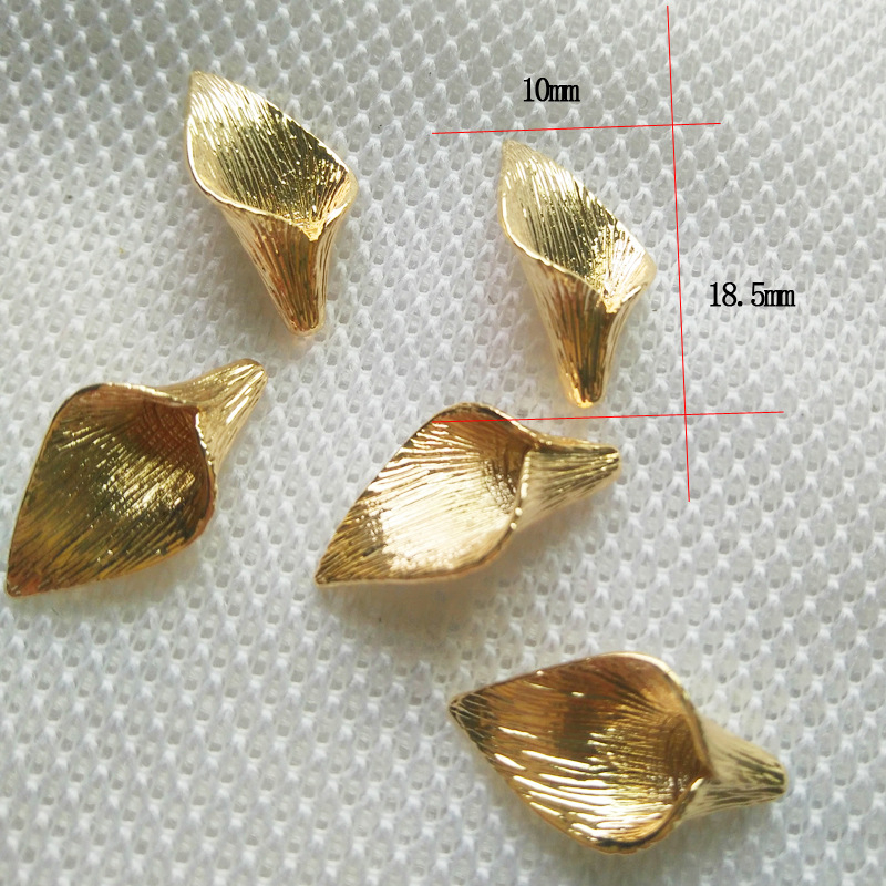 Pandantiv Calla Lily mic, cupru placat cu aur 24K, componentă de bijuterii lucrată manual