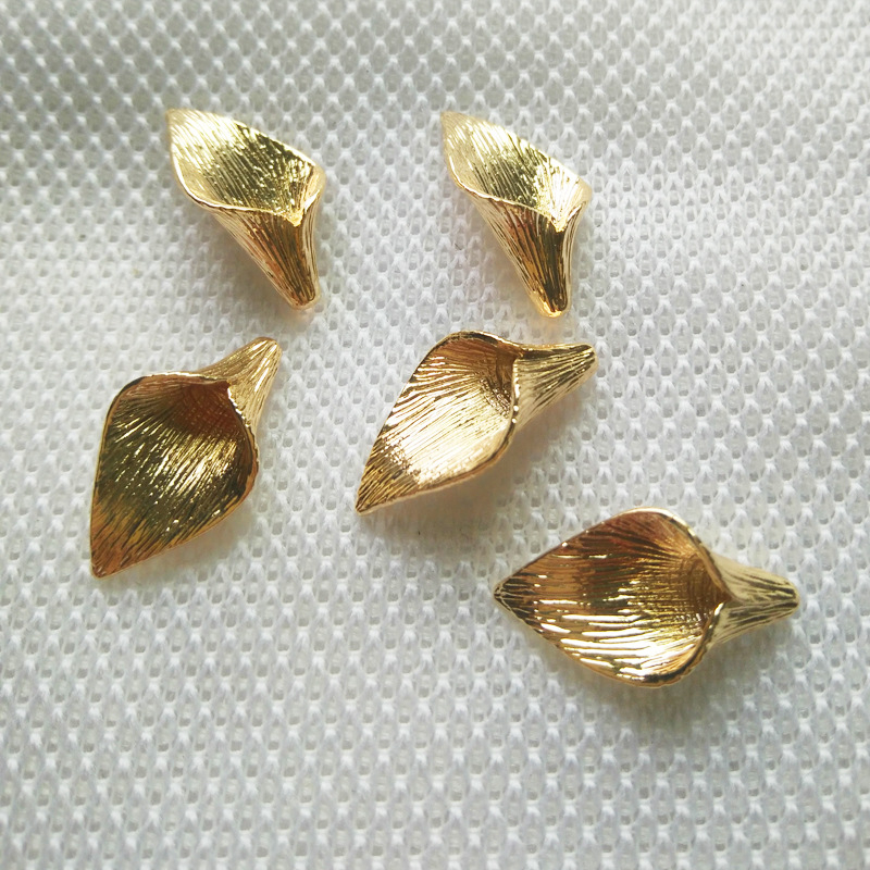 Pandantiv Calla Lily mic, cupru placat cu aur 24K, componentă de bijuterii lucrată manual