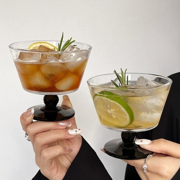 Pahar din sticlă cu bază transparentă neagră, design discret și elegant pentru deserturi, lichior, vin și băuturi reci