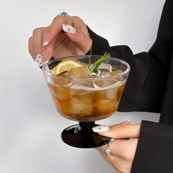 Pahar din sticlă cu bază transparentă neagră, design discret și elegant pentru deserturi, lichior, vin și băuturi reci