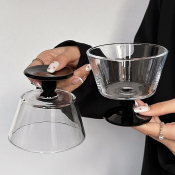 Pahar din sticlă cu bază transparentă neagră, design discret și elegant pentru deserturi, lichior, vin și băuturi reci