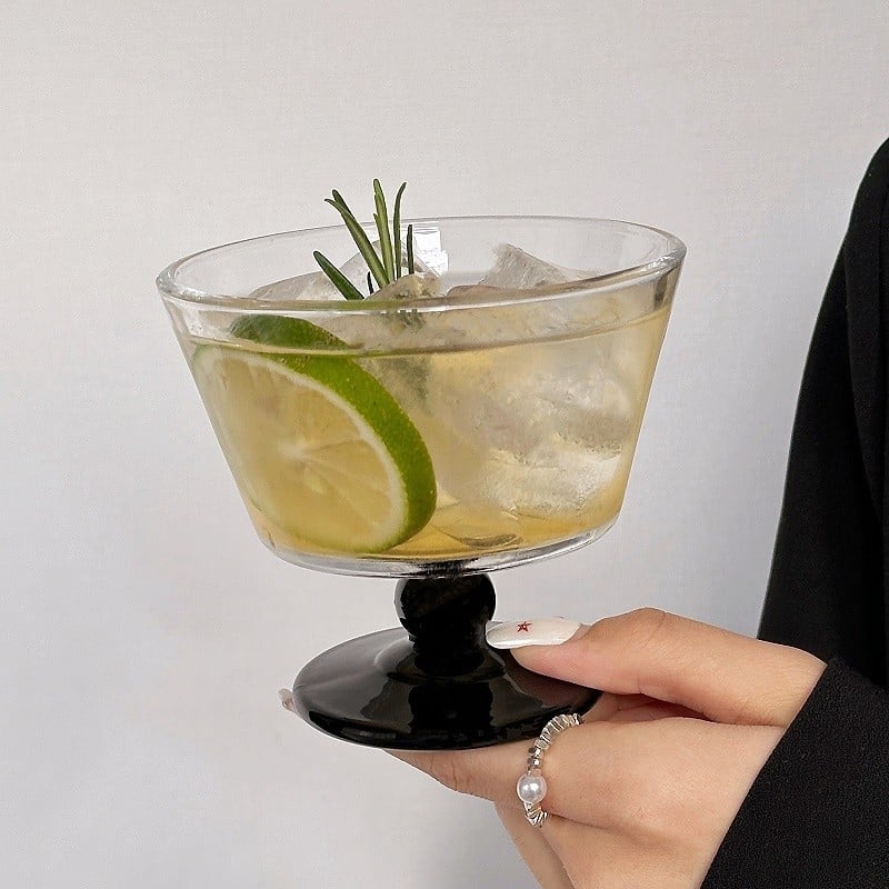 Pahar din sticlă cu bază transparentă neagră, design discret și elegant pentru deserturi, lichior, vin și băuturi reci